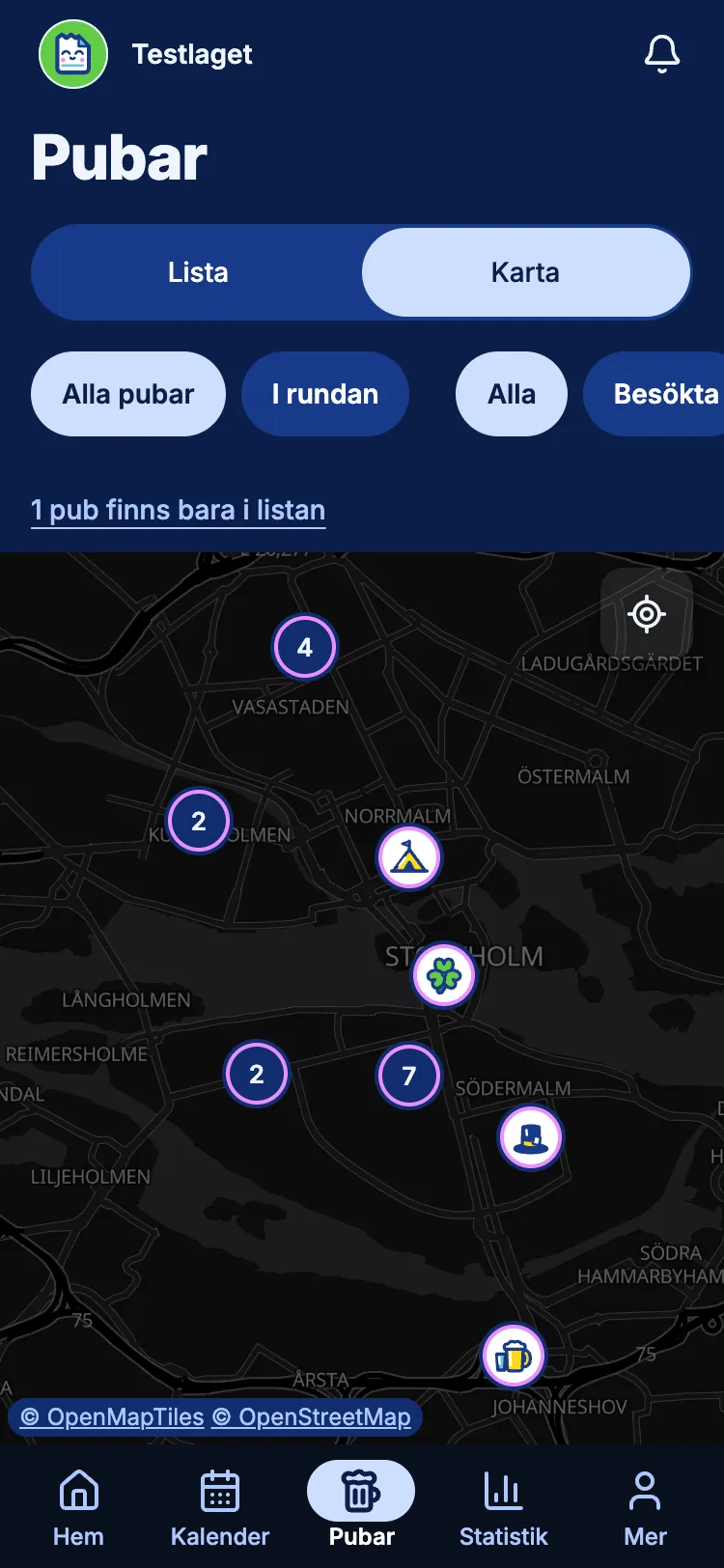 The same tab with Karta chosen: a dark map of central Stockholm with round pins. Some pins show a pub’s drawing, and numbered ones group pubs that sit close together, such as 4 in Vasastaden and 7 on Södermalm. A link above the map says one pub is only in the list: the one a test added, which has no address.
